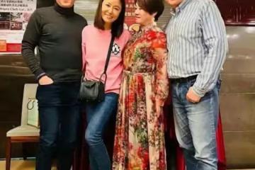 林心如攜霍建華給爸媽慶生！她47歲穿衛衣像少女，老公卻胖出肚腩