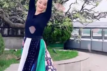 49歲王艷在2億豪宅花園裡跳舞,穿印花裙+扎丸子頭,沒野心照樣美