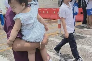 44歲年輕爺爺，抱著孫女牽著孫子去學校接兒子放學，遭兒子嫌棄