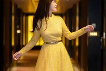 52歲楊鈺瑩身材嬌小卻豐腴！穿小黃裙差點「撐爆」，不露但很性感