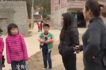 妻子提出離婚,丈夫帶人搶孩子,無奈哭訴:你爸媽讓我睡地板