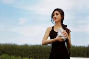 有種性感叫趙麗穎少女背,穿小黑裙真放得開,身材誘人不像生過娃