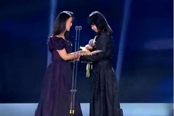 「一絲不掛」不害臊,打著藝術獻身「耍流氓」,這回藏不住了