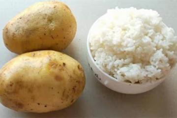 剩米飯新吃法,加2個土豆,簡單一做,全家都愛吃,10分鐘出鍋