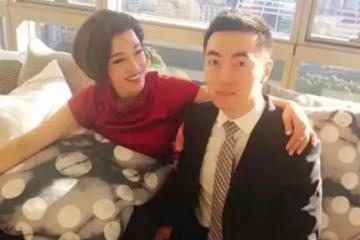 劉曉慶在豪宅里穿紅裙和小鮮肉依偎在一起,相差幾十歲,如同齡人