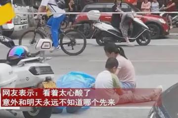 丈夫騎摩托摔倒突然離世,妻子坐地上痛哭流涕,孩子目睹坐著愣神