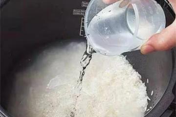 煮米飯時別總加水了,教你飯店不外傳的秘訣,米飯鬆軟香甜真好吃