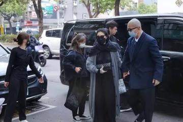 大S牽手具俊曄現身靈堂，戴胸貼穿透視裝引網友熱議