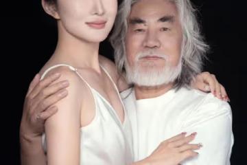 張紀中曬妻子性感照發文「如春水映梨花」,網友:「梨花壓海棠」