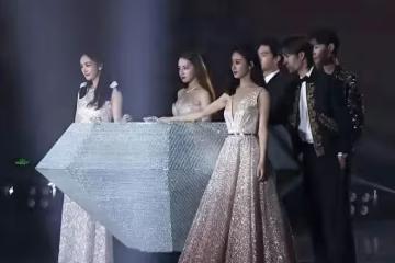 尖叫之夜：楊冪劉詩詩跟三對明星情侶上演了一場年度大戲