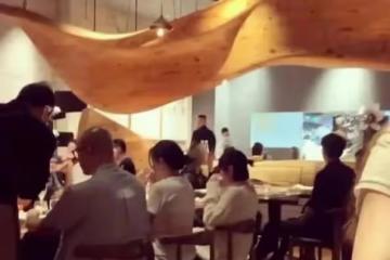 具俊曄大S聚餐照從韓網傳出,多名藝術家在場,意為大小S介紹人脈