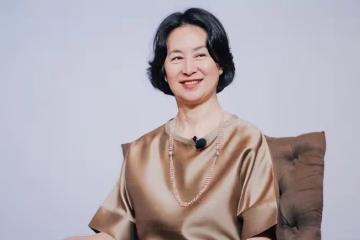 何超瓊何超鳳姐妹共同出席商會,一個嚴肅一個慈祥,姐妹性格互補