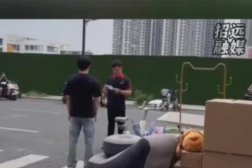 男子爽約女友，女子叫來貨車退所有禮物分手，網友：男生跟定有鬼