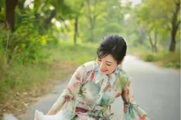 52歲周濤去遛狗都穿這麼美,印花連衣裙配魚骨辮,顯貴不止10倍