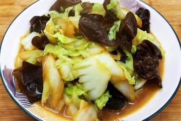 秋天要多吃白菜，分享一道白菜炒木耳，酸辣脆爽，開胃又下飯
