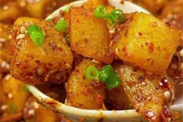 土豆越小越好吃,農村不起眼的小土豆這樣做比肉還香,一口一個