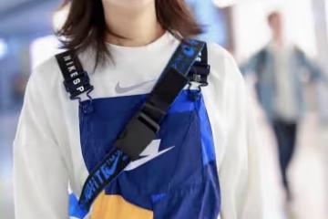17歲趙今麥品位太好,穿藍色背帶褲配白T恤走機場,顯白又洋氣