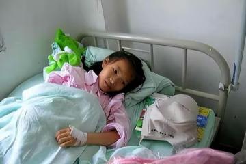 2005年四川8歲白血病女孩不願拖累養父,悄悄寫下:自願放棄治療