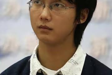 回顧:他背母上大學,變性後,參加選美大賽得獎,如今怎樣了