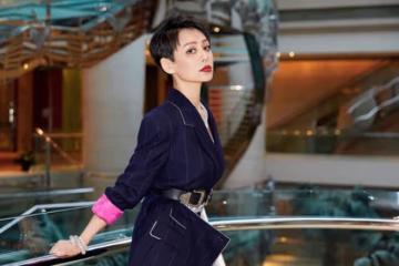 寧靜售賣「浪姐」訓練服,每套僅十元,引粉絲爭相搶購