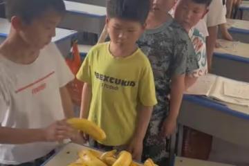 老師發香蕉突然有一根破皮，見差生毫不猶豫拿起愣住，下秒看哭了