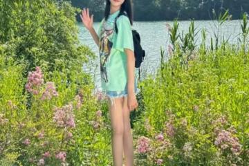 陸毅倆女兒近照曝光，貝兒和妹妹長成「雙胞胎」，同款麻杆腿搶鏡