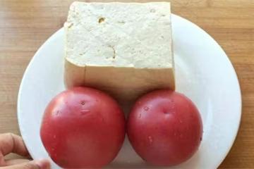 豆腐新吃法,不用一滴水,加2個西紅柿,簡單一做,賽過大魚大肉