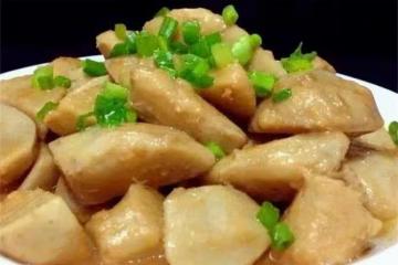 炒芋頭時,記住不要焯水和直接炒,教你一招,搭配米飯連湯都不剩