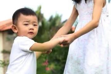 我媽住院欠下10萬住院費,兩個舅舅不接電話,我媽還誇他們好
