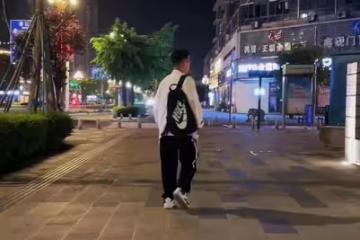 女子穿背帶接兒子放學被嫌棄,走路離她八米遠,女子無奈:難看嗎