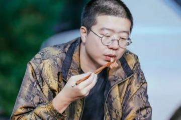 李誕疑曝新戀情，與妙齡女子親密合照流出，真相待解