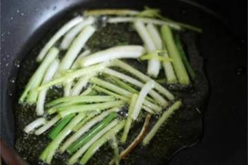 手把手教你在家熬蔥油，蔥香濃郁，做法簡單，拌啥都好吃