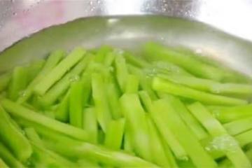 涼拌萵筍要不要焯水?很多人不知怎樣做,教你正確做法,脆嫩開胃