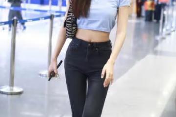 韓國女星吳優身穿藍色Crop top+牛仔喇叭褲,盡顯熱辣身材