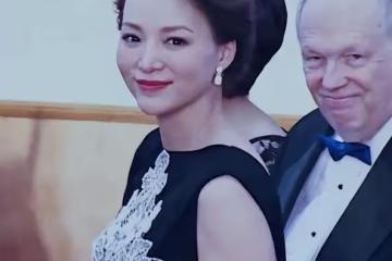 董卿真是太漂亮了!黑色長裙驚艷國外紅毯,舉手投足間盡顯氣質