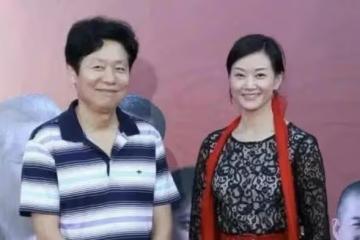 56歲宋祖英和68歲老公同框像父女，她穿搭優雅如少女