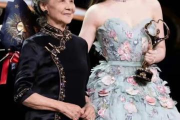 85歲吳彥姝頒獎給35歲劉亦菲，這一瞬間讓我徹底領悟