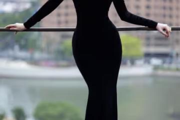 倪妮到底有多美?浪漫型的她特別適合凸顯曲線的裝扮,風情又迷人