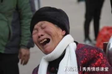 丈夫病危，妻子連夜卷錢改嫁，25年後，又回來找子女養老：必須養