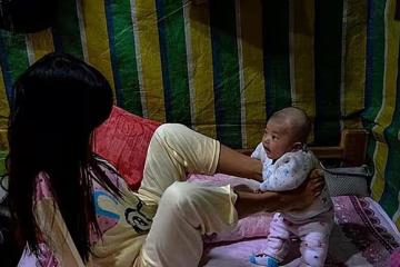 回顧:無臂媽媽靠雙腿哺乳,小6歲丈夫不離不棄,她含淚再生二胎
