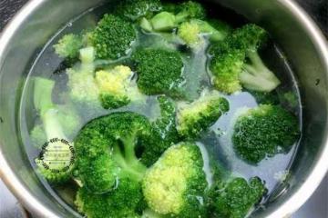 清炒西蘭花,焯水冷水下鍋還是開水下鍋,教你正確做法