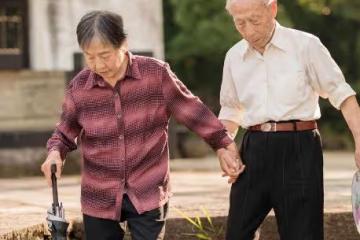 我68歲,老伴和兒子都去世了,現在和兒媳婦住一起,合適嗎