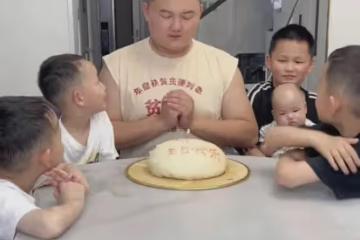 五個兒子圍著男子過生日，看著蛋糕男子卻開心不起來，網友：該哭
