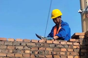 回顧:51歲工人瞞家裡人去高考,畢業沒公司敢要,無奈干回老本行