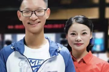 2019年高考,小伙一出考場就哭著當眾給母親下跪,後來考了多少分