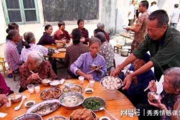前天,我花12萬給養父蓋樓,沒成想第二天親弟弟找上門:跟我回家