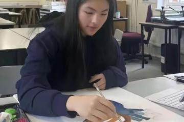 王詩齡貴族學校內景公開，學習氛圍好，吊燈和桌椅很高級