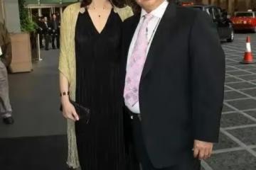 洪金寶和老婆同框像爺孫！一個頭髮花白老爺爺，一個美艷動人少女