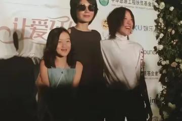 王菲為李嫣慶祝18歲生日,母女抱頭燦笑,李亞鵬為女兒準備大禮
