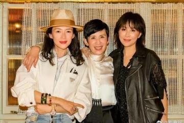 章子怡劉嘉玲吳君如罕同框，三位女神聚會小酌，搭肩合影關係超好
